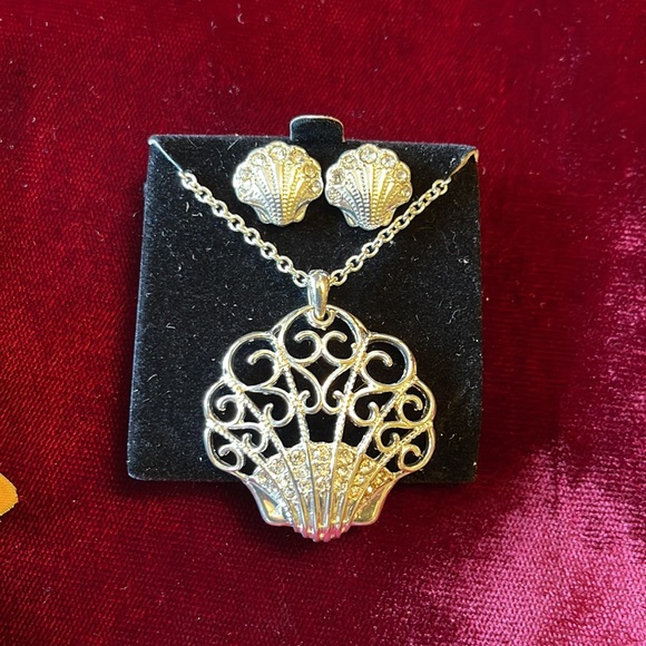 🌺 AVON; NEW - 3 Piece; Silver Shell Necklace, Bracelet + Pierced Earring Set! - Picture 2 of 10